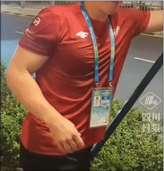 外国运动员在成都吃火锅学划拳看熊猫，网友：你们是来旅游的
