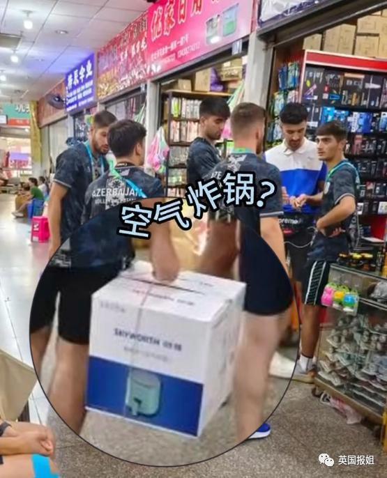 外国运动员在成都吃火锅学划拳看熊猫，网友：你们是来旅游的
