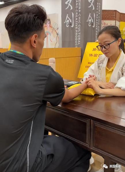 外国运动员在成都吃火锅学划拳看熊猫，网友：你们是来旅游的