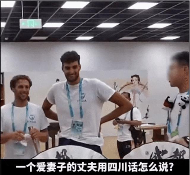 外国运动员在成都吃火锅学划拳看熊猫，网友：你们是来旅游的