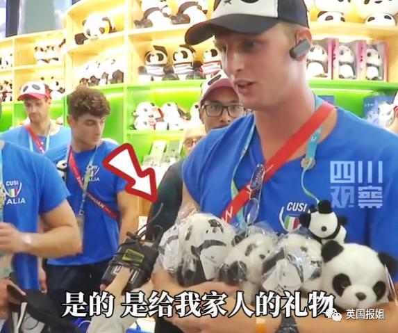 外国运动员在成都吃火锅学划拳看熊猫，网友：你们是来旅游的