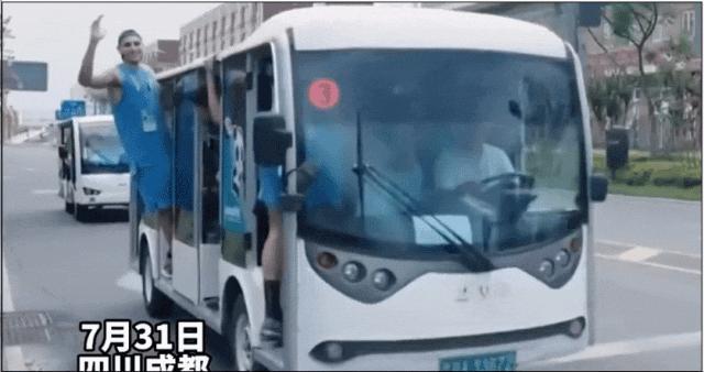 外国运动员在成都吃火锅学划拳看熊猫，网友：你们是来旅游的