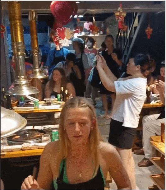 外国运动员在成都吃火锅学划拳看熊猫，网友：你们是来旅游的