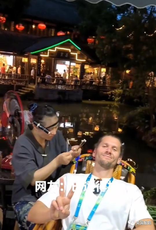 外国运动员在成都吃火锅学划拳看熊猫，网友：你们是来旅游的