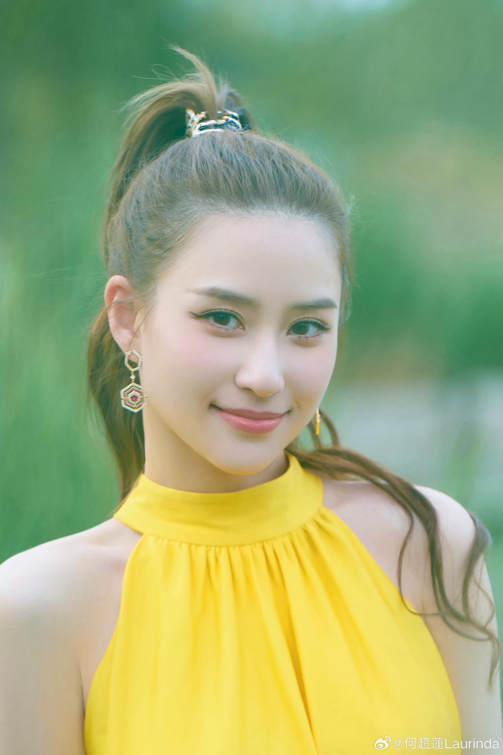 何超莲穿黄裙扎高马尾 笑容明媚治愈人心