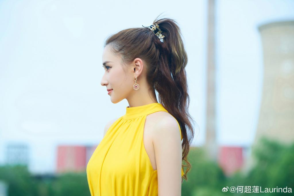 何超莲穿黄裙扎高马尾 笑容明媚治愈人心