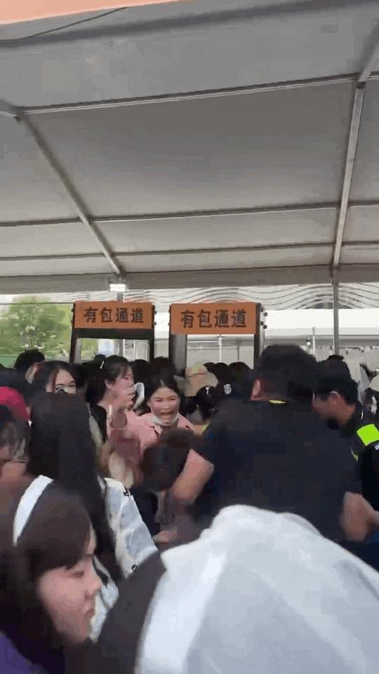 被蓝底白字通报的顶流