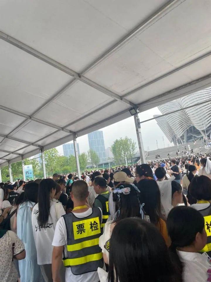 被蓝底白字通报的顶流