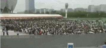 都说他们关系闹僵了？可昨天这个笑是怎么回事？