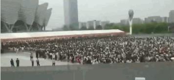 都说他们关系闹僵了？可昨天这个笑是怎么回事？