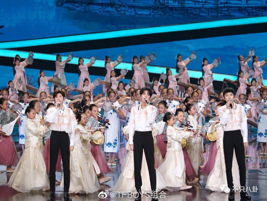 都说他们关系闹僵了？可昨天这个笑是怎么回事？