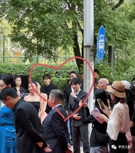都说他们关系闹僵了？可昨天这个笑是怎么回事？