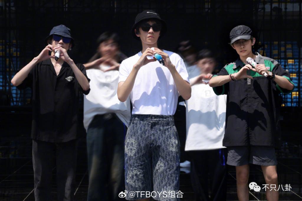 都说他们关系闹僵了？可昨天这个笑是怎么回事？