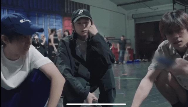 都说他们关系闹僵了？可昨天这个笑是怎么回事？