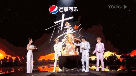 都说他们关系闹僵了？可昨天这个笑是怎么回事？