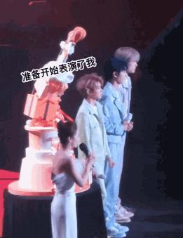都说他们关系闹僵了？可昨天这个笑是怎么回事？