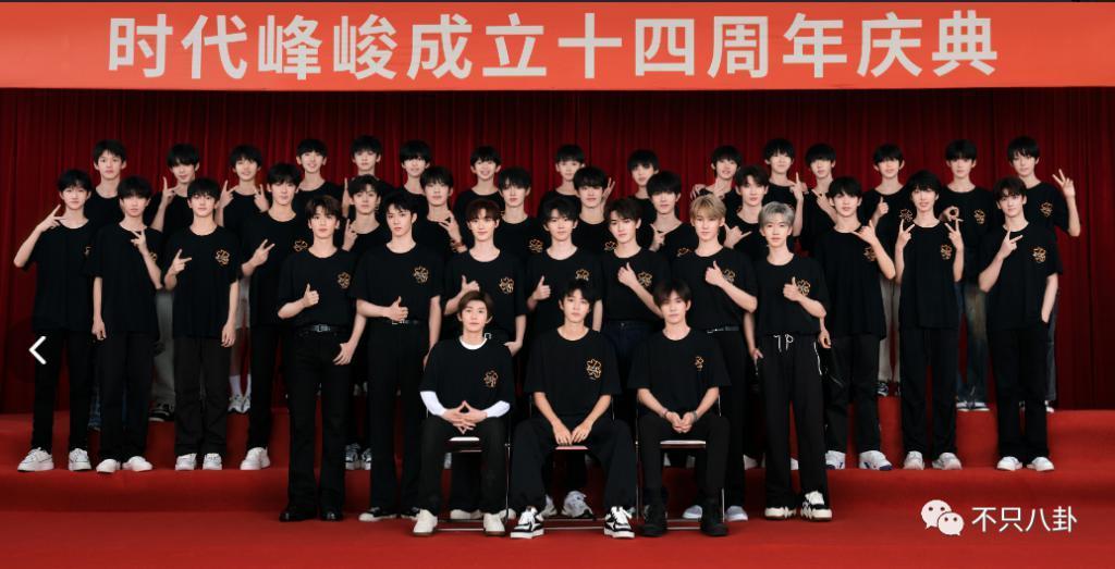 都说他们关系闹僵了？可昨天这个笑是怎么回事？