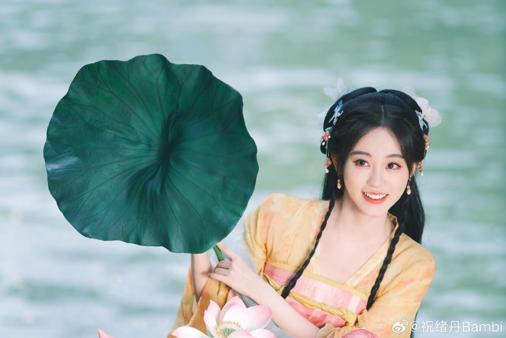 祝绪丹穿彩色古装娇艳动人 表情鬼马灵动