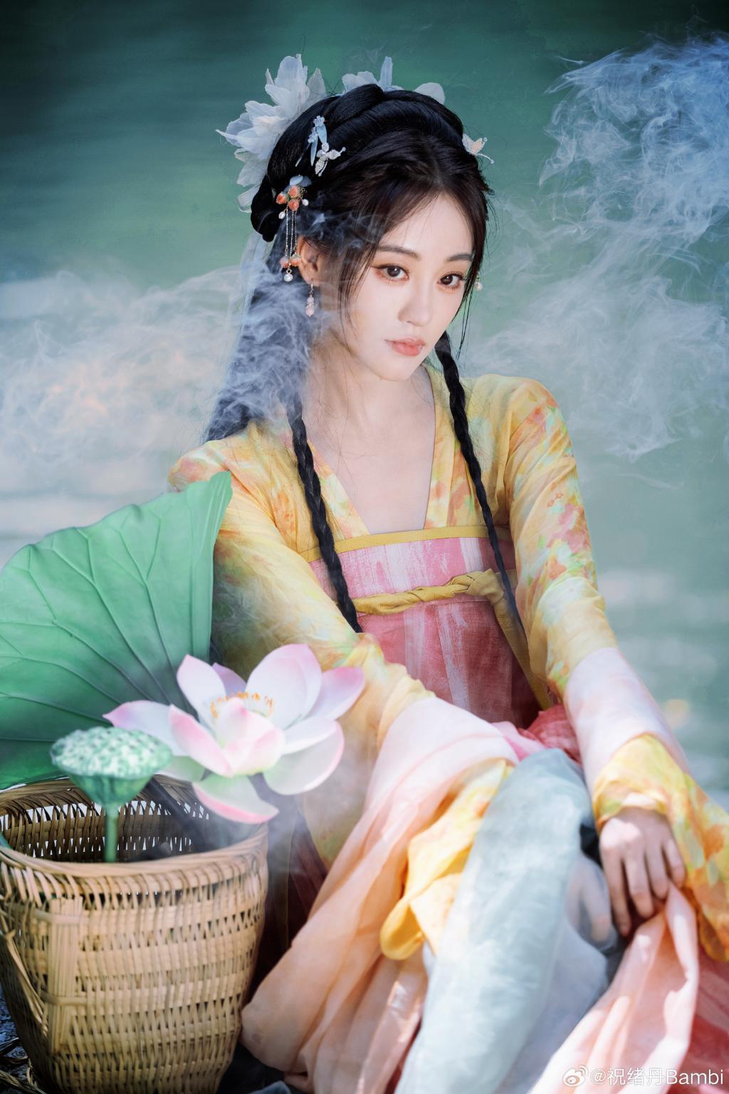 祝绪丹穿彩色古装娇艳动人 表情鬼马灵动