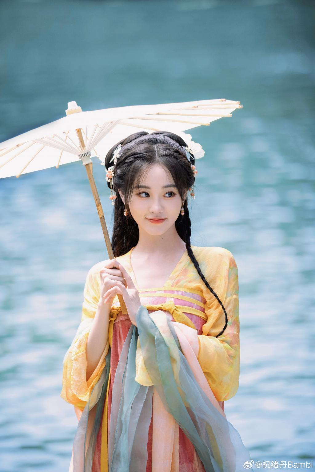 祝绪丹穿彩色古装娇艳动人 表情鬼马灵动