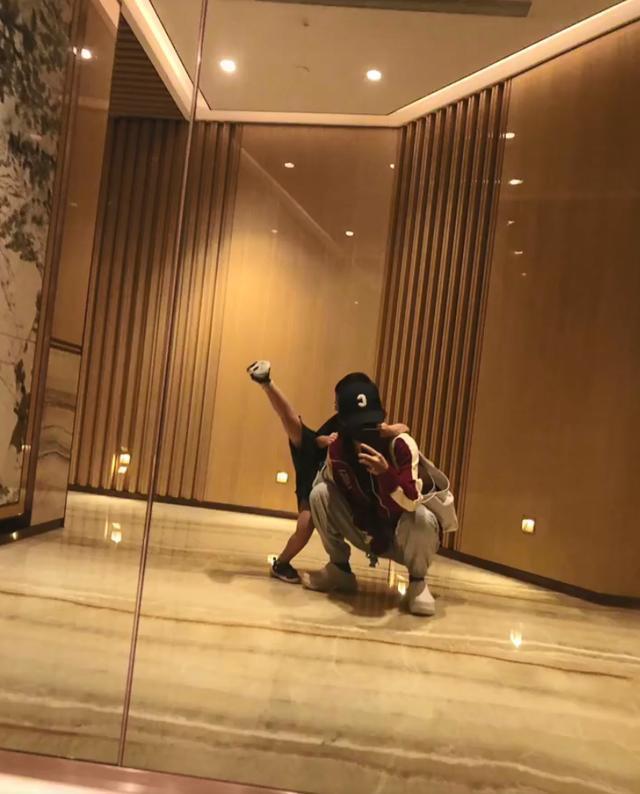 赵丽颖首晒与儿子合照 想想搂着妈妈对镜自拍秀大长腿