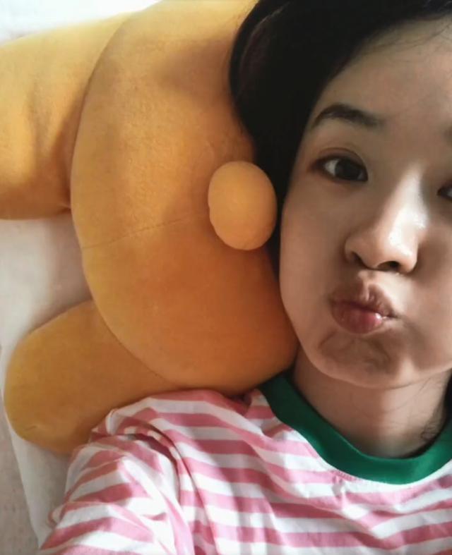 赵丽颖首晒与儿子合照 想想搂着妈妈对镜自拍秀大长腿