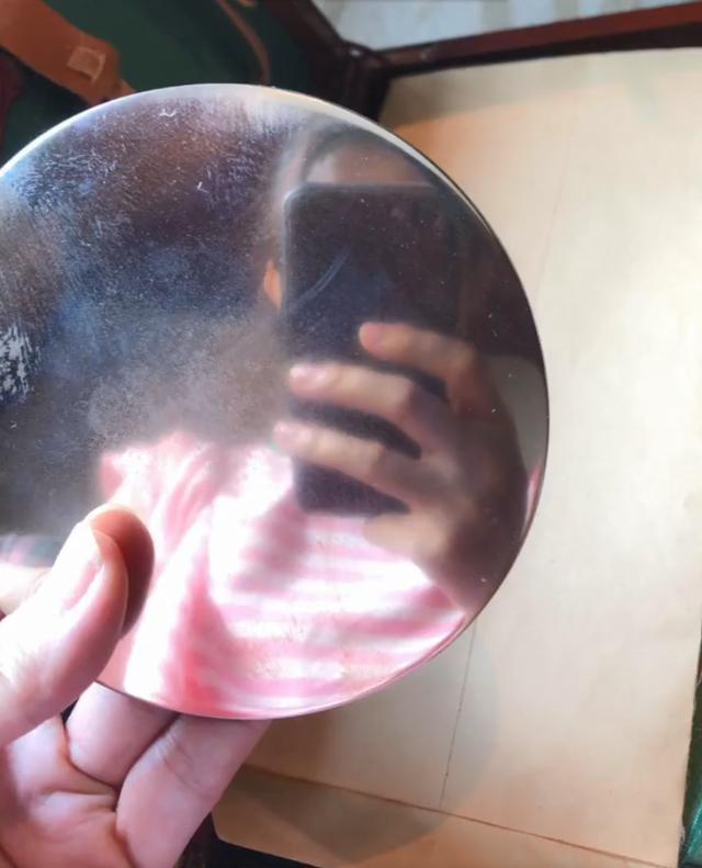 赵丽颖首晒与儿子合照 想想搂着妈妈对镜自拍秀大长腿