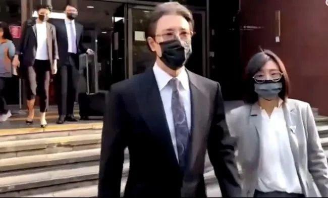 好突然，又一对模范夫妻离了