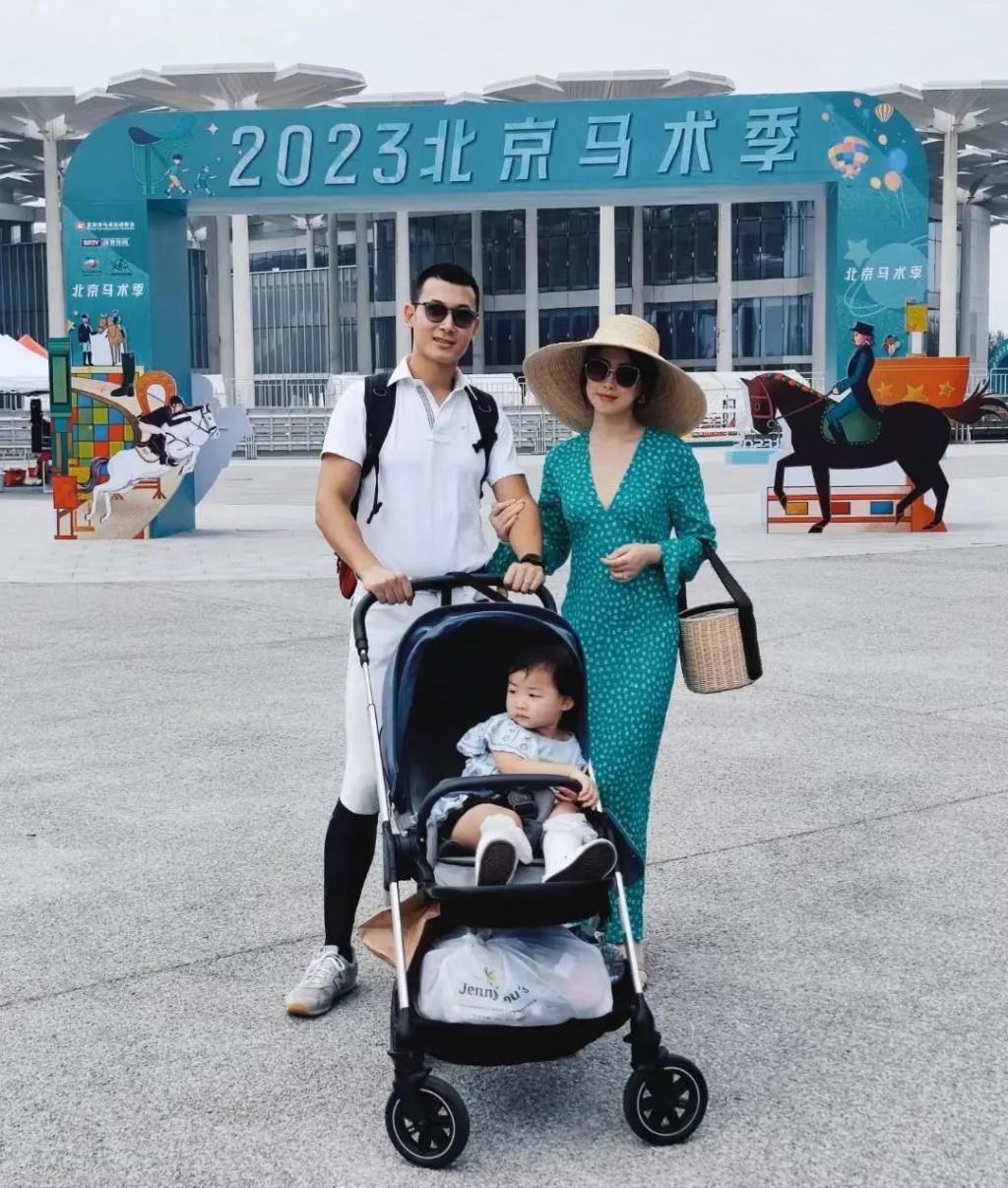 朱珠带娃看老公赛马，穿深V气质出众，老公被吐槽太拉胯配不上她