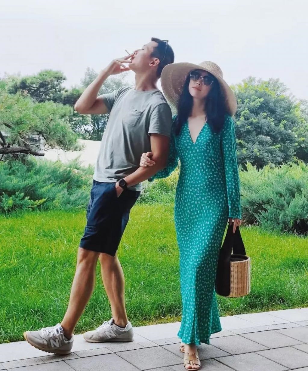 朱珠带娃看老公赛马，穿深V气质出众，老公被吐槽太拉胯配不上她