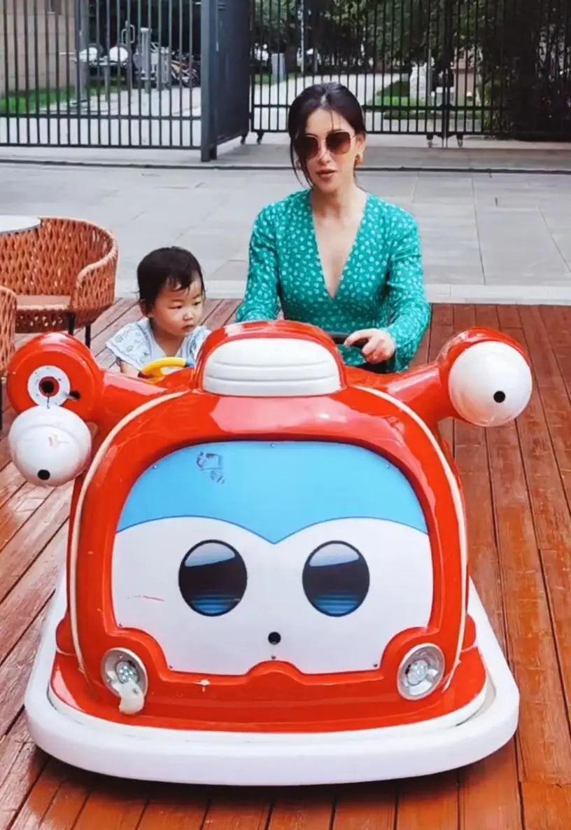 朱珠带娃看老公赛马，穿深V气质出众，老公被吐槽太拉胯配不上她