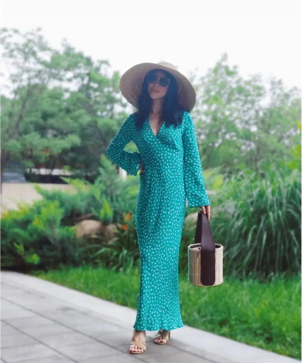 朱珠带娃看老公赛马，穿深V气质出众，老公被吐槽太拉胯配不上她