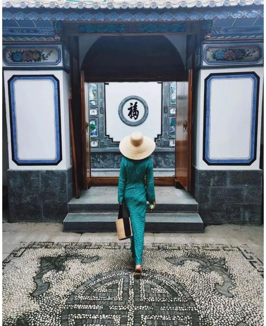 朱珠带娃看老公赛马，穿深V气质出众，老公被吐槽太拉胯配不上她