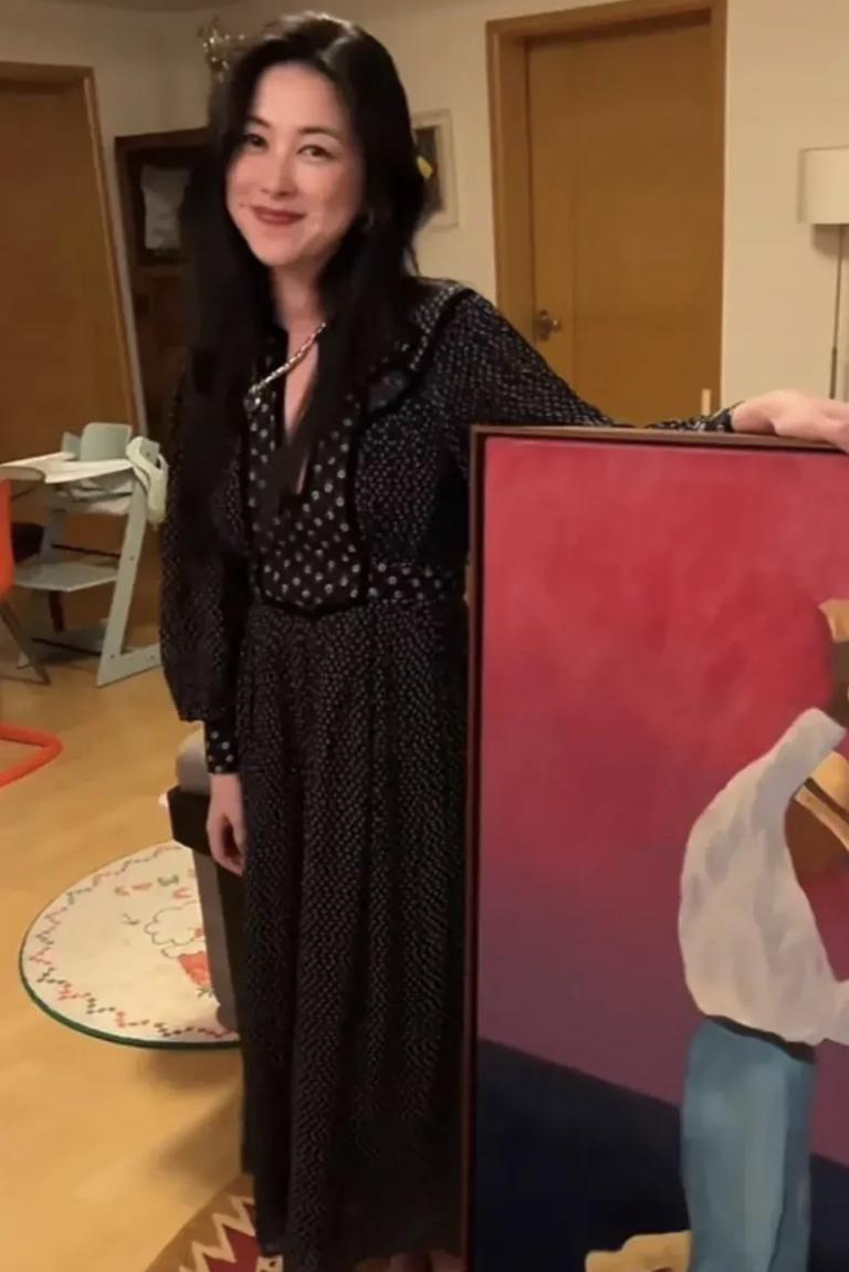 朱珠带娃看老公赛马，穿深V气质出众，老公被吐槽太拉胯配不上她