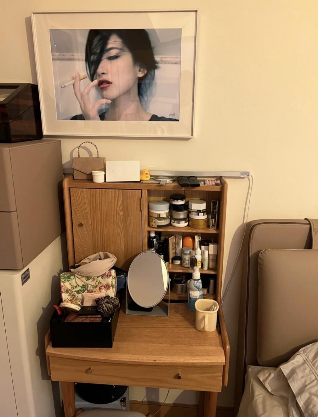 朱珠带娃看老公赛马，穿深V气质出众，老公被吐槽太拉胯配不上她