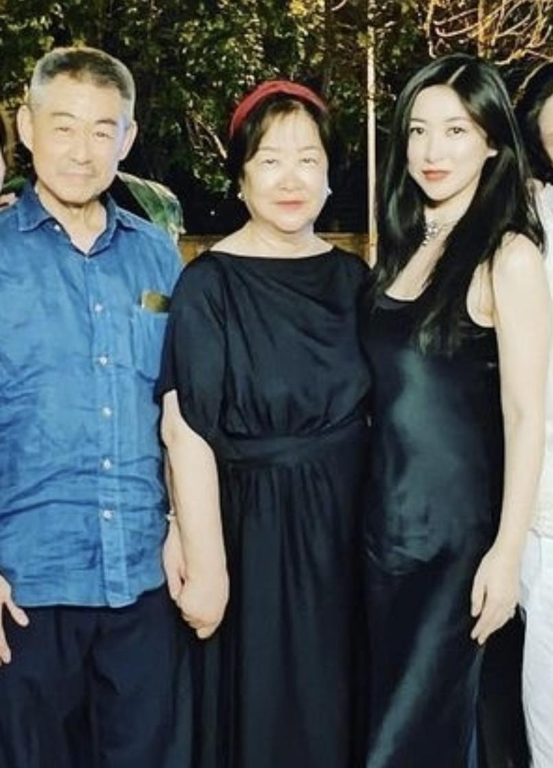 朱珠带娃看老公赛马，穿深V气质出众，老公被吐槽太拉胯配不上她