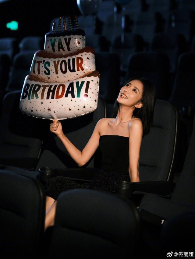 佟丽娅分享40岁生日照 电影院和儿子庆生互动温馨有爱