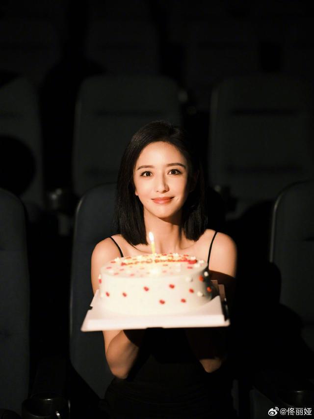 佟丽娅分享40岁生日照 电影院和儿子庆生互动温馨有爱