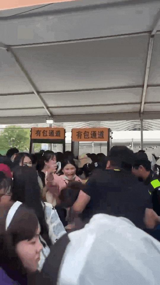 大瓜！三大顶流官宣开撕