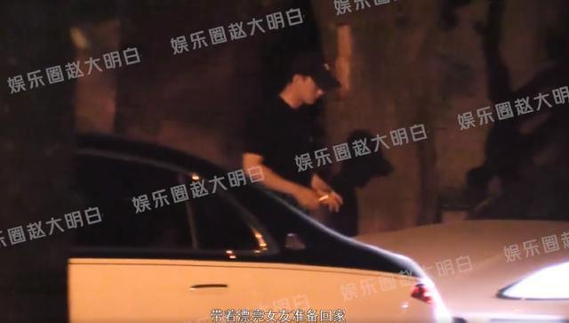 曝叶祖新带女友与李亚鹏聚餐 李亚鹏饭后在路边摊加餐