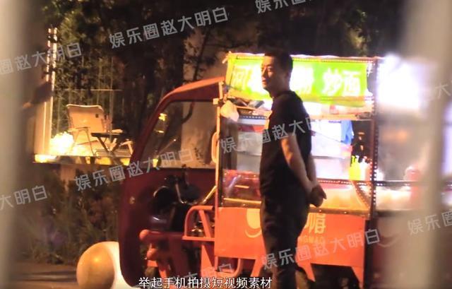 曝叶祖新带女友与李亚鹏聚餐 李亚鹏饭后在路边摊加餐