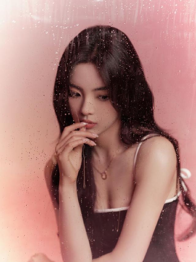 杨超越穿吊带小黑裙亮相 锁骨精致事业线抢镜