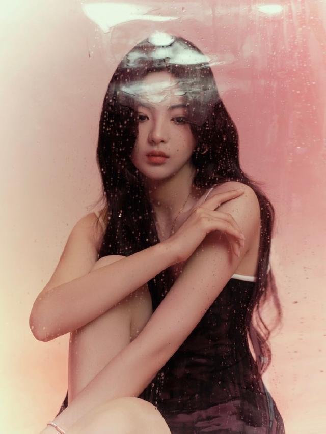 杨超越穿吊带小黑裙亮相 锁骨精致事业线抢镜