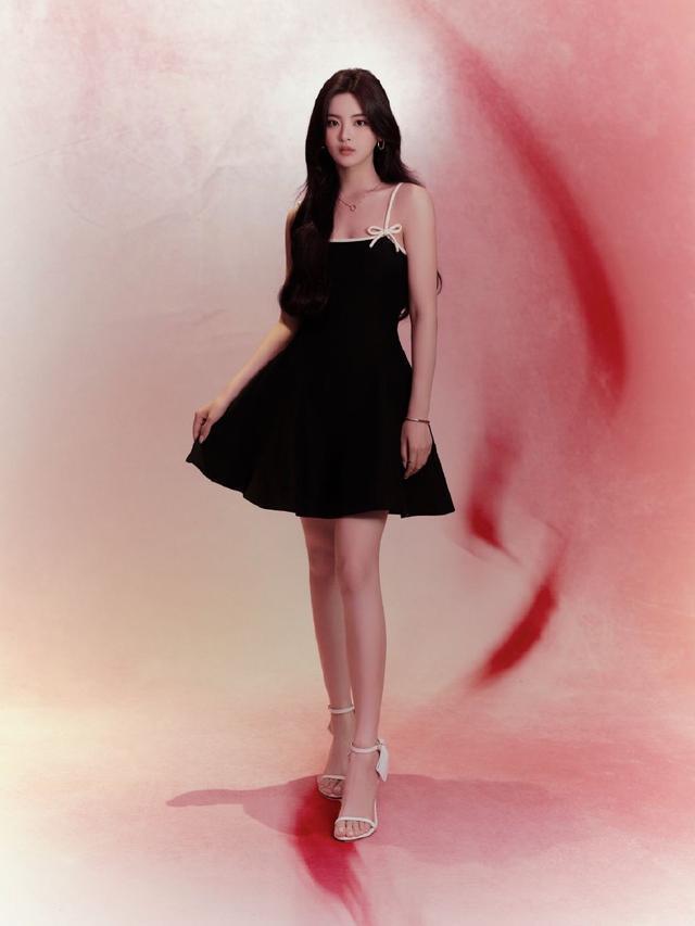 杨超越穿吊带小黑裙亮相 锁骨精致事业线抢镜