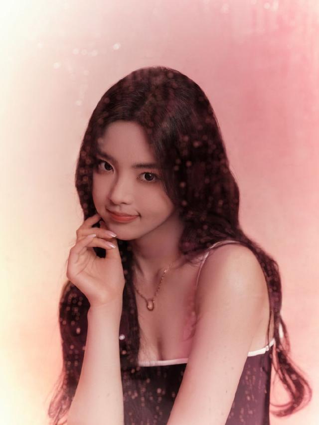 杨超越穿吊带小黑裙亮相 锁骨精致事业线抢镜