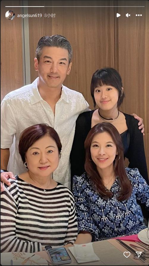 贾静雯大女儿晒与生父全家福 笑容满面和乐融融