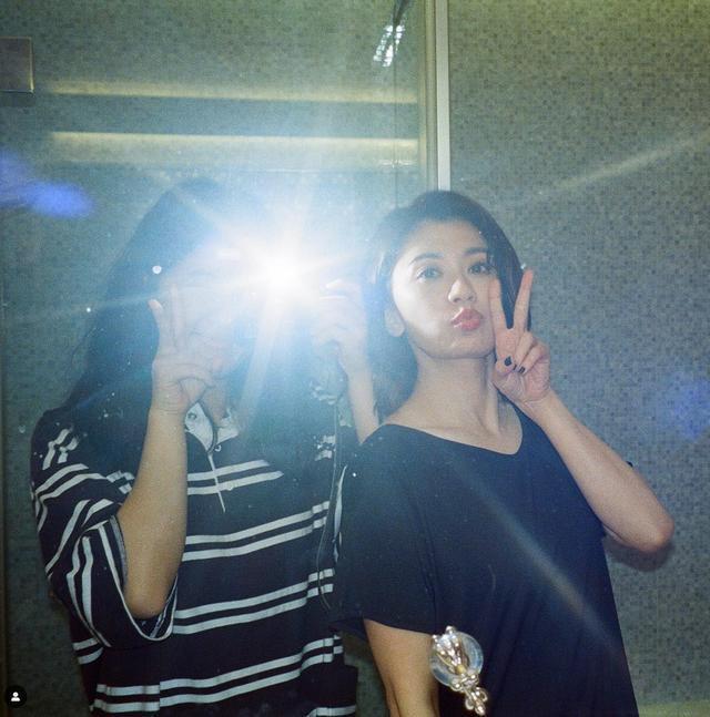 贾静雯大女儿晒与生父全家福 笑容满面和乐融融