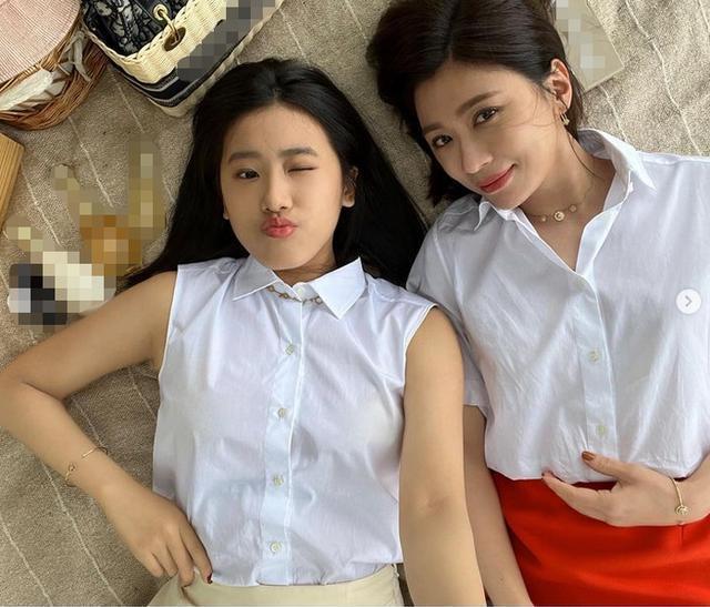贾静雯大女儿晒与生父全家福 笑容满面和乐融融
