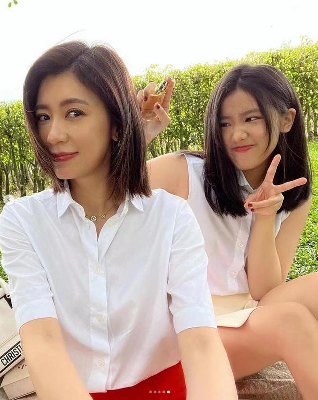 贾静雯大女儿晒与生父全家福 笑容满面和乐融融