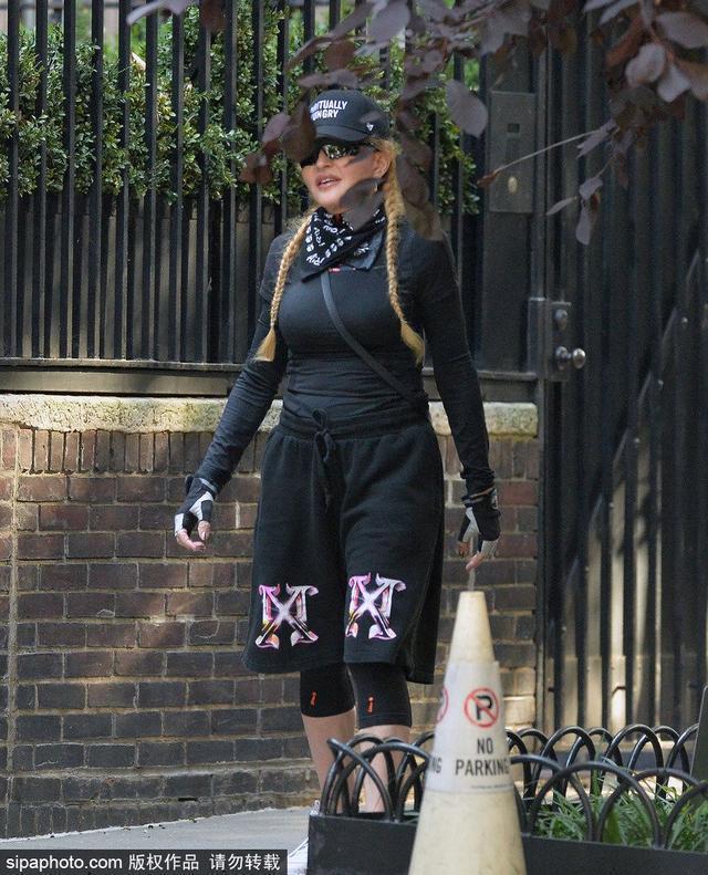 麦当娜梳麻花辫穿运动衣出街 搭配黑色短裤气场十足
